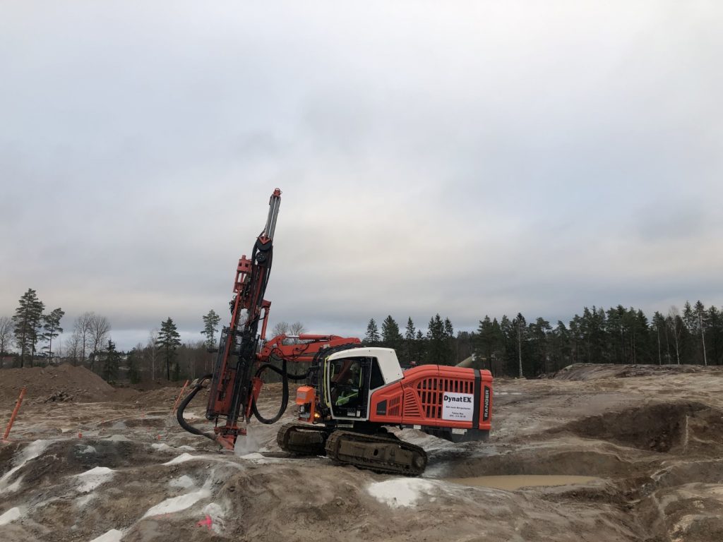 Sandvik ranger dx800i borrvagn på en bergsslätt