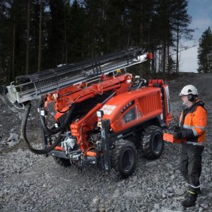 Sandvik DC130Ri steg 5 borrvagn som körs ner för backe