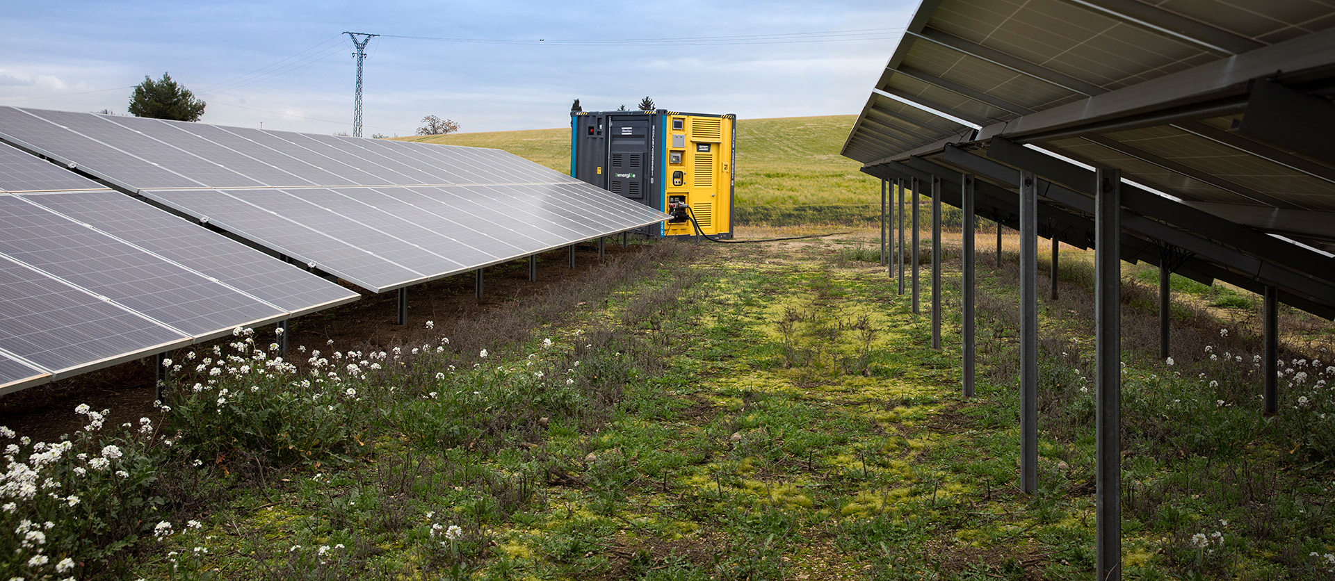 batteripack på åker med solceller