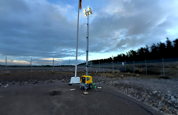 Atlas Copco HighLigth E3+ ljustorn som står på en öppen yta