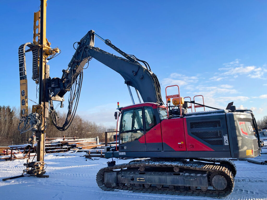Volvo EC250EL med Klemm 203